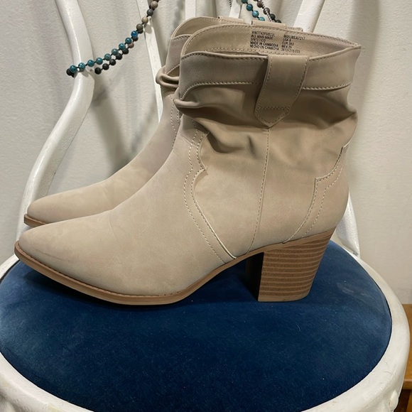 Time and Tru Shoes - Stylish Women's Time and Tru size 8 Cream /Tan Ankle 2 1/2" Heeled Boots